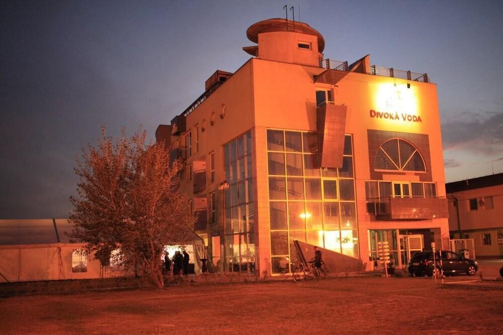 ברטיסלאבה Hotel And Park Divoka Voda מראה חיצוני תמונה